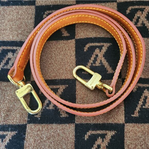 Louis Vuitton Leather with Goldtone Brass Strap - Picture 2 of 9